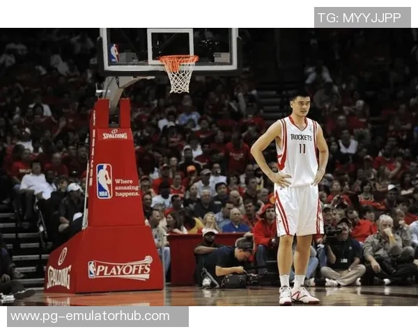 姚明灌篮瞬间的经典图片回顾与篮球传奇的辉煌历程