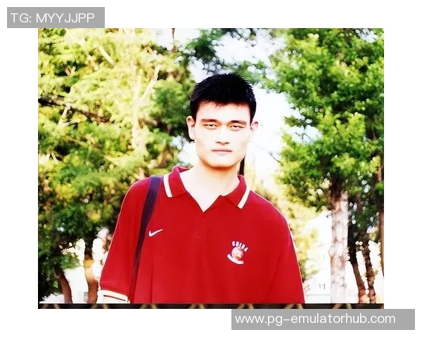 姚明走进超市购物引发围观，身高优势让他成为众人瞩目的焦点